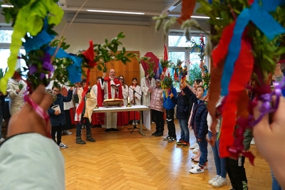 Viele Familien mit Kindern waren in Kesselstadt mit bunten Grünzweigen dabei: Zur Segnung der Palmzweige und bei der Prozession zur Kirche.